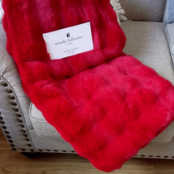 NEW! EXQUISITE CHERRY RED FAUX FUR THROW BLANKET - Picture 1 of 5